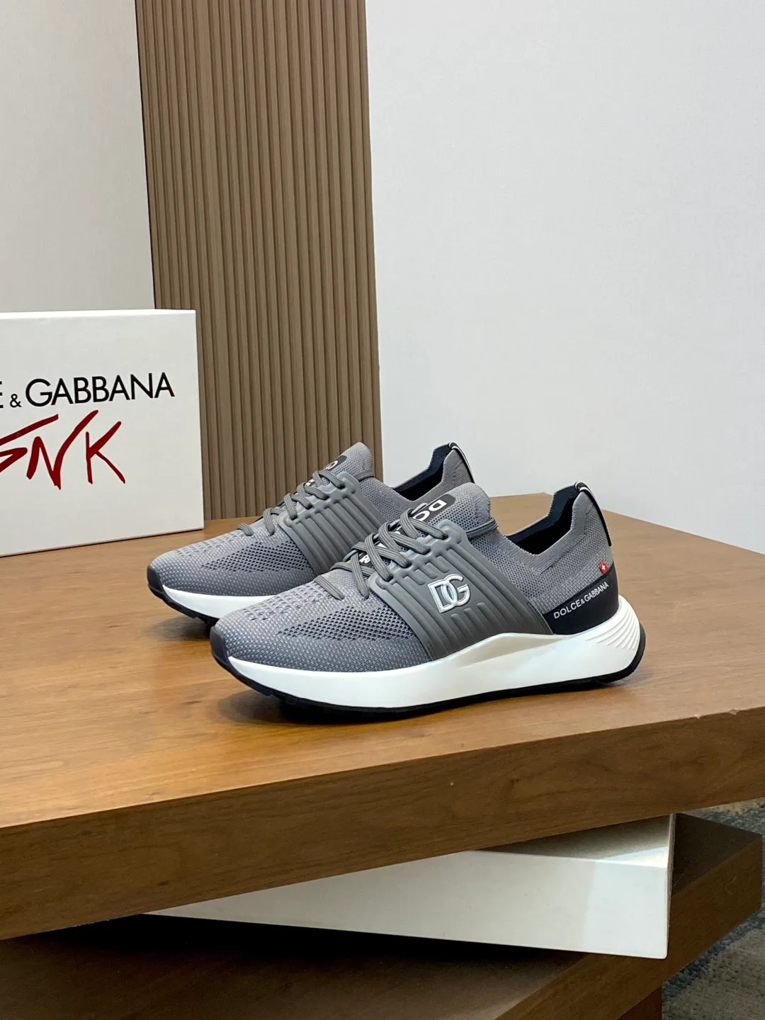 Men's Men's Shoes 💰700••New arrivals••Dolce&Gabbana••DG✔️High-end men's sports•casual shoes. Original goods from top counters. Original imported cowhide, multi-material splicing design ➕Imported cowhide lining, cowhide feet ➕Original TPR elastic outsole.  Size: 39-44 (38, 45 customized)